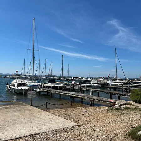 Pour 3 Personnes Près *